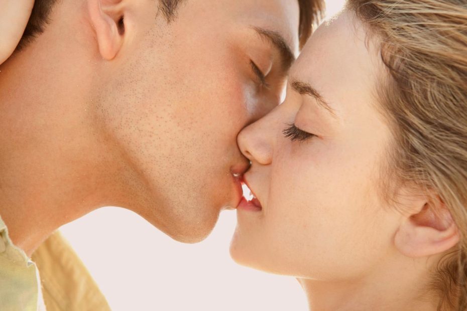 8 Incredible Scientific Things That Happen The First Time You Kiss Someone