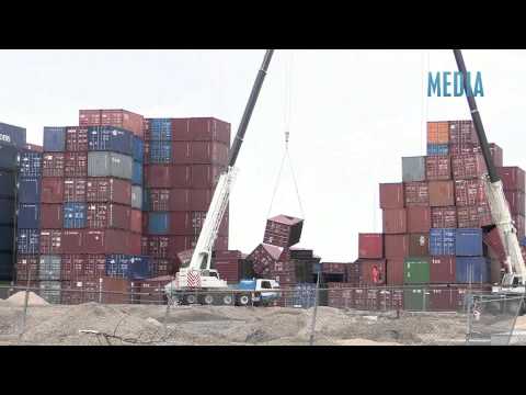 Containers waaien omver op terminal Oude Maasweg Rotterdam-Botlek